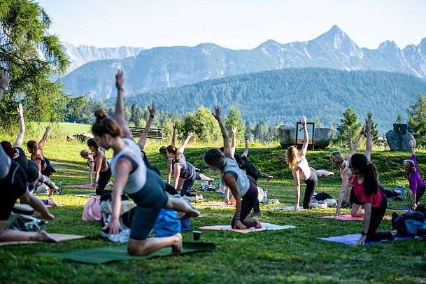 yoga-session-in-der-outdoor-area-beim-good-vibes-festival-in-seefeld-12-1