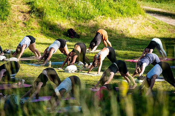 yoga-session-in-der-outdoor-area-beim-good-vibes-festival-in-seefeld-27-1