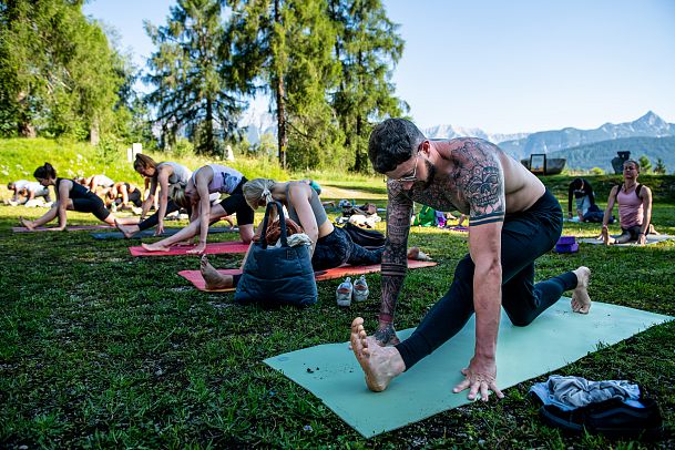 yoga-session-in-der-outdoor-area-beim-good-vibes-festival-in-seefeld-34-1