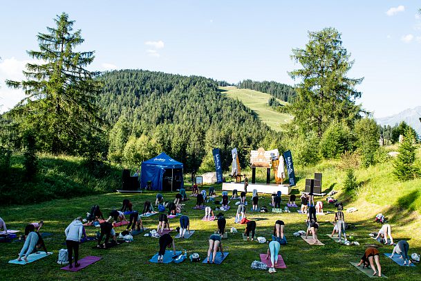 yoga-session-in-der-outdoor-area-beim-good-vibes-festival-in-seefeld-5-1