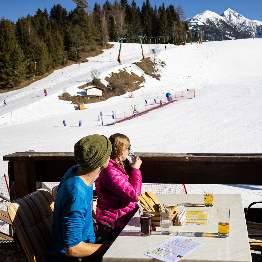Familien-Skifahren in der Region Seefeld - Eltern bei Einkehr - Birkenlift