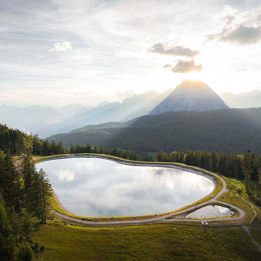 Drohnenaufnahme Gschwandkopf - Speichersee mit Hohe Munde im Hintergrund bei Sonnenuntergang