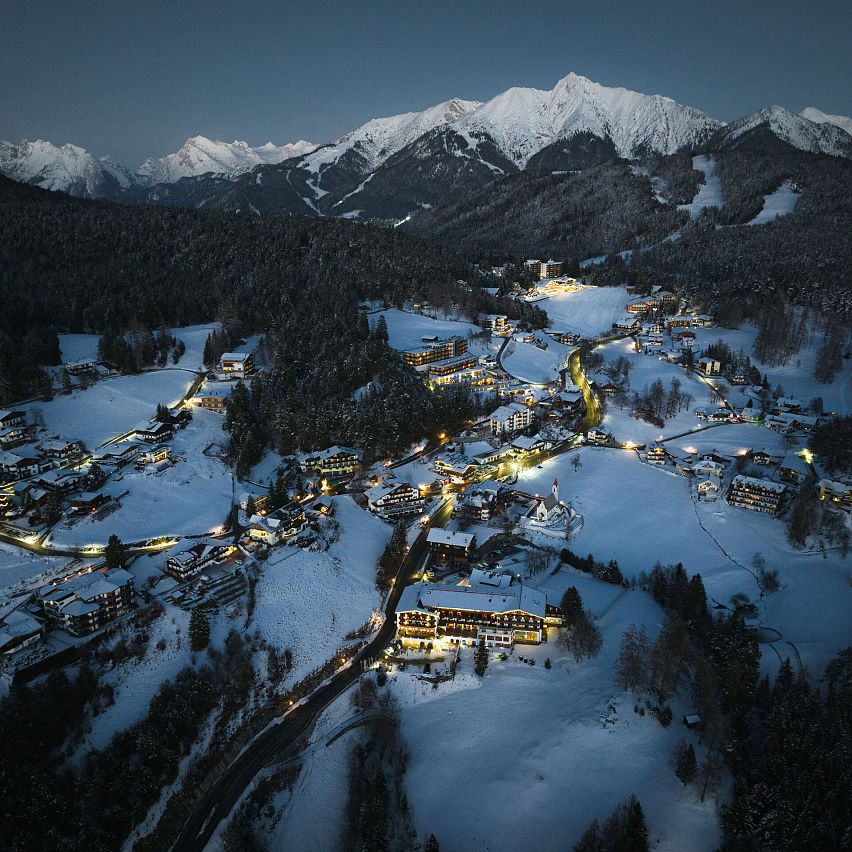 Drohnenaufnahme Mösern bei Nacht Blick auf Reitherspitze