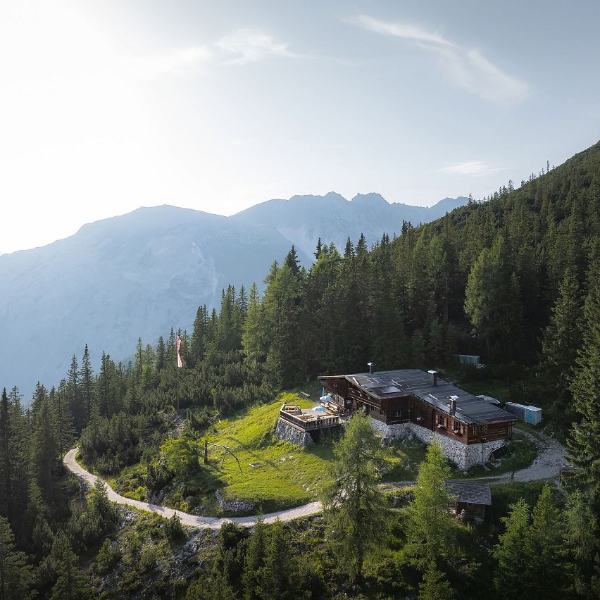 Drohnenaufnahme Pleisenhütte mit Sonne