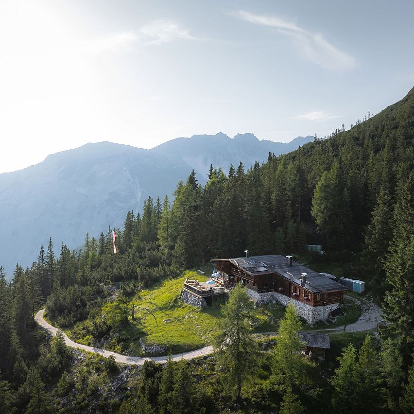 Drohnenaufnahme Pleisenhütte mit Sonne