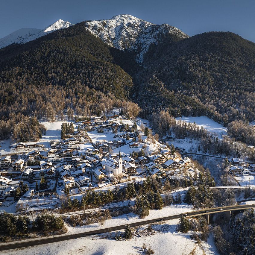 Drohnenaufnahme Reith im Winter - Ortszentrum mit Kirche und Reither Spitze im Hintergrund