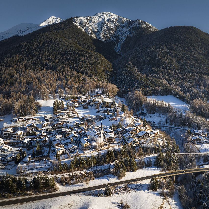 Drohnenaufnahme Reith im Winter - Ortszentrum mit Kirche und Reither Spitze im Hintergrund
