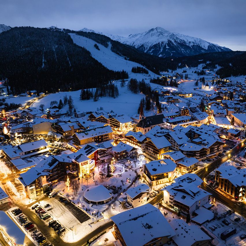 Drohnenaufnahme Seefeld Lichterpark und Weihnachtsmarkt bei Dämmerung