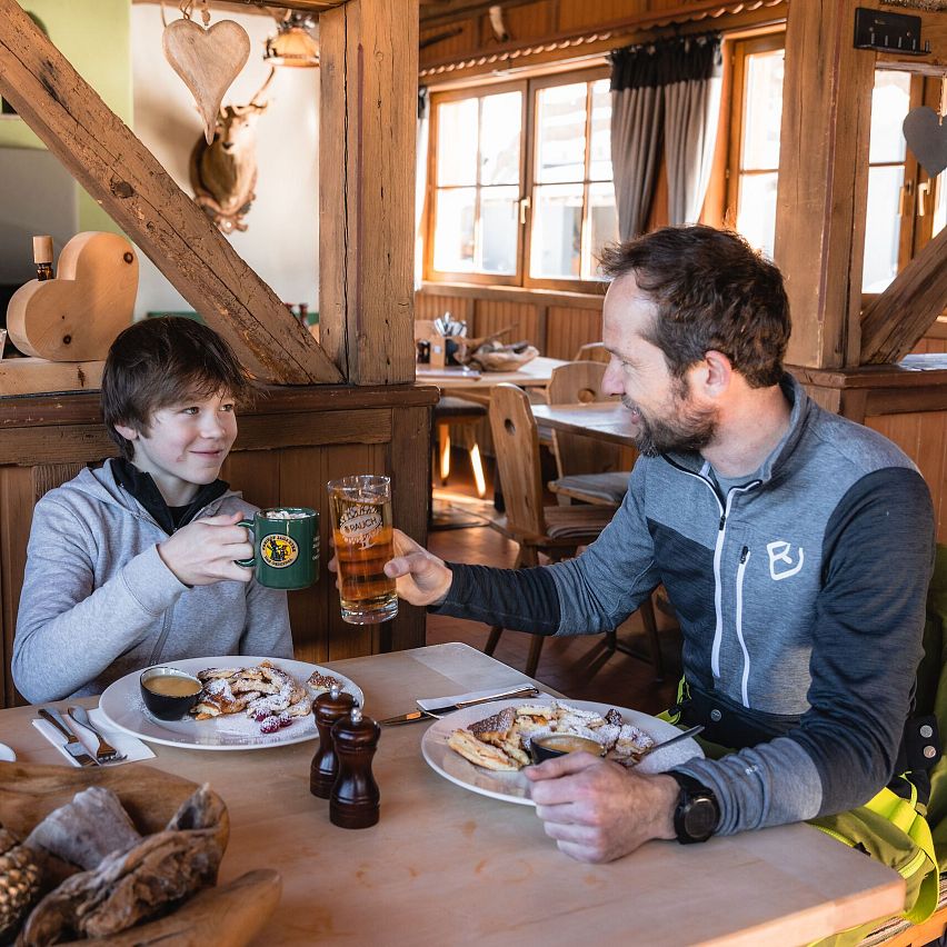 Einkehr beim Skifahren - Vater und Sohn auf der Hütte