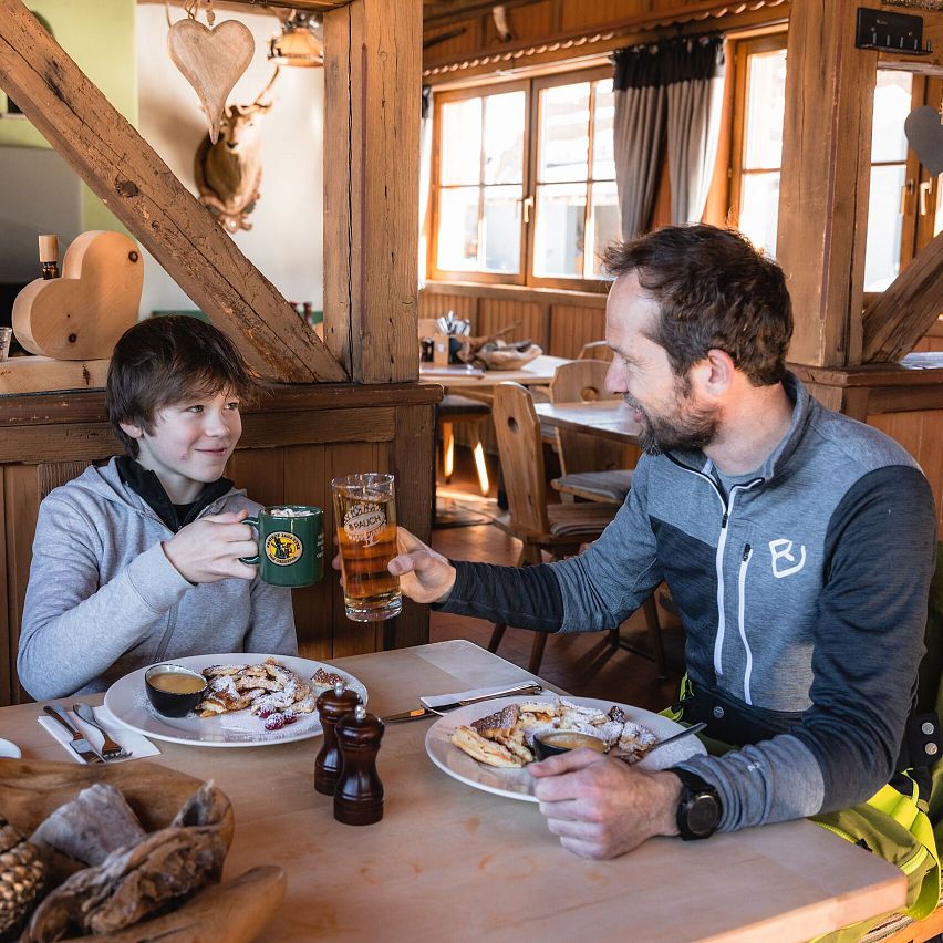Einkehr beim Skifahren - Vater und Sohn auf der Hütte