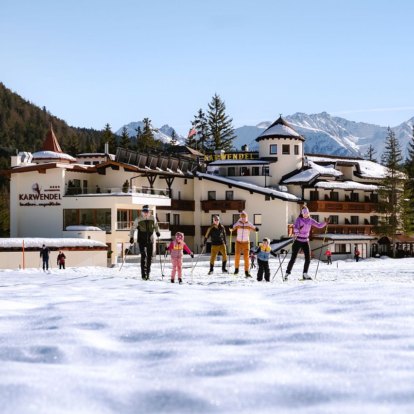 Familie beim Langlaufen auf der A5 Obern Loipe in Leutasch