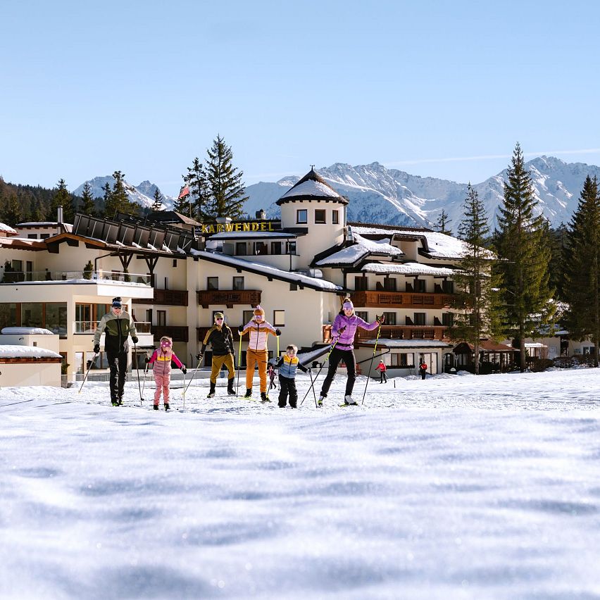 Familie beim Langlaufen auf der A5 Obern Loipe in Leutasch