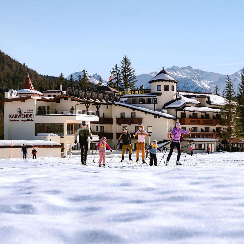 Familie beim Langlaufen auf der A5 Obern Loipe in Leutasch