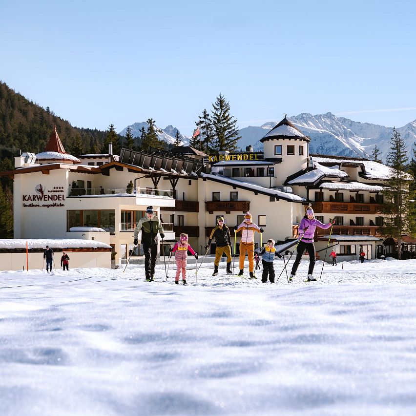 Familie beim Langlaufen auf der A5 Obern Loipe in Leutasch