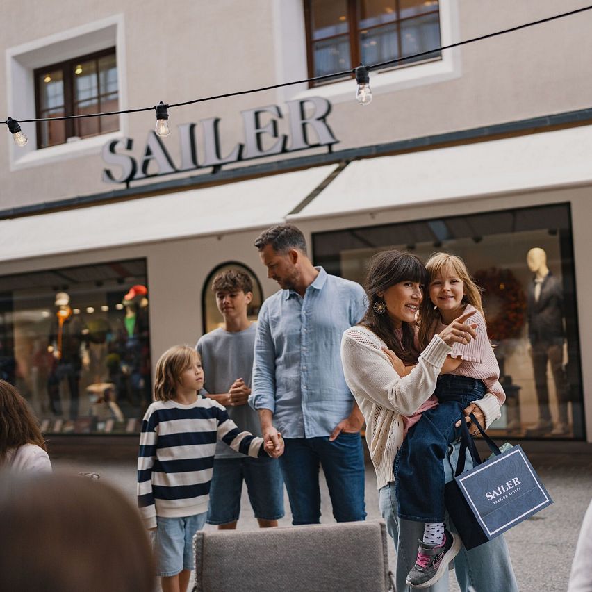 Familie in Seefeld - Bummel in der Fussgaengerzone Seefeld
