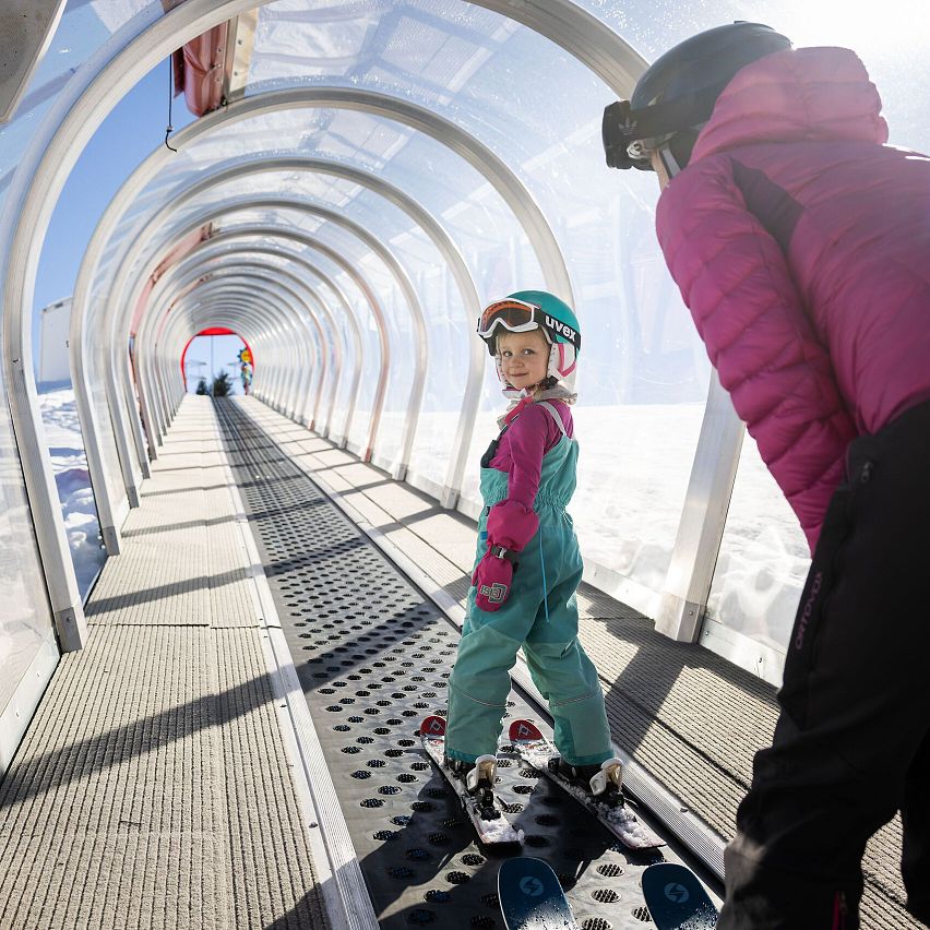 Familien-Skifahren in der Region Seefeld - Mama und Tochter auf dem Zauberteppich am Birkenlift