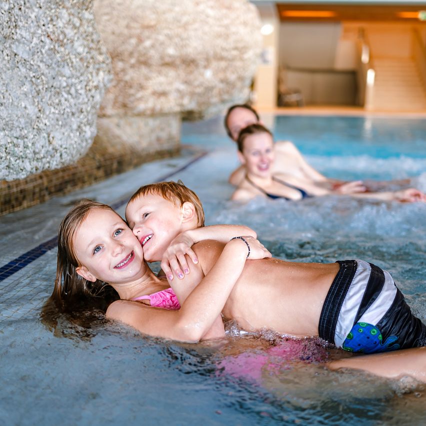 Familien-Winterurlaub in der Region Seefeld - Familie im Olympiabad Seefeld