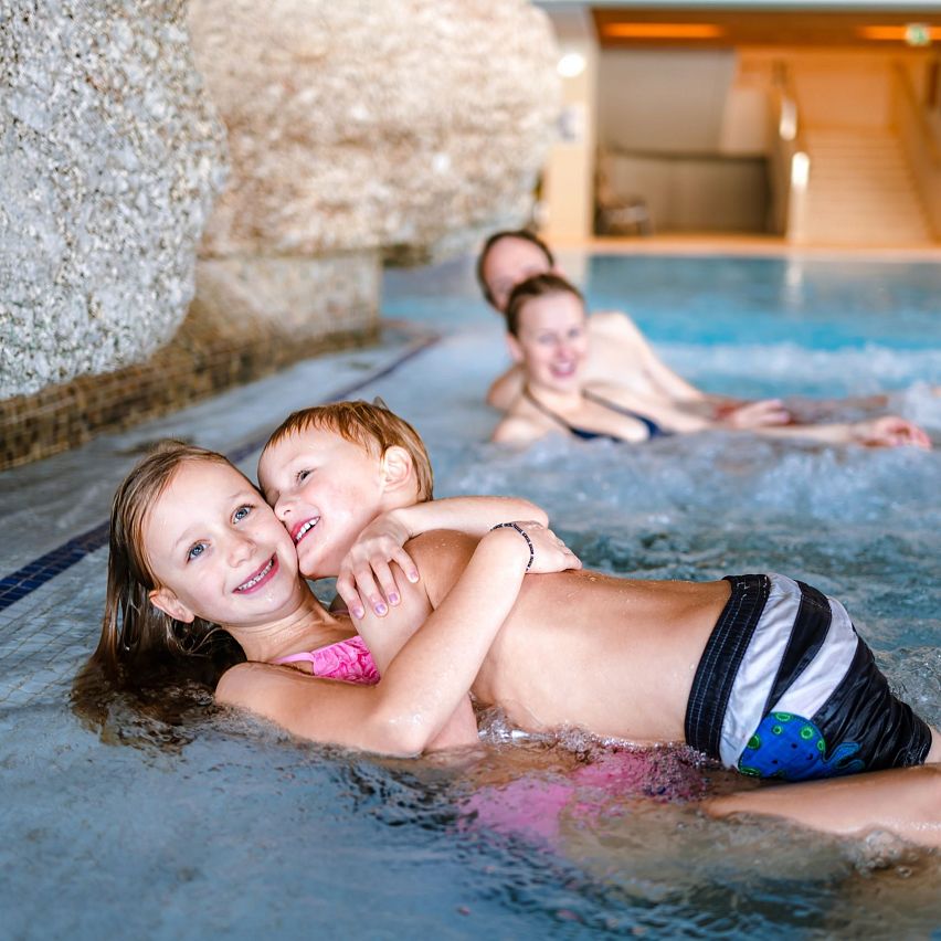 Familien-Winterurlaub in der Region Seefeld - Familie im Olympiabad Seefeld