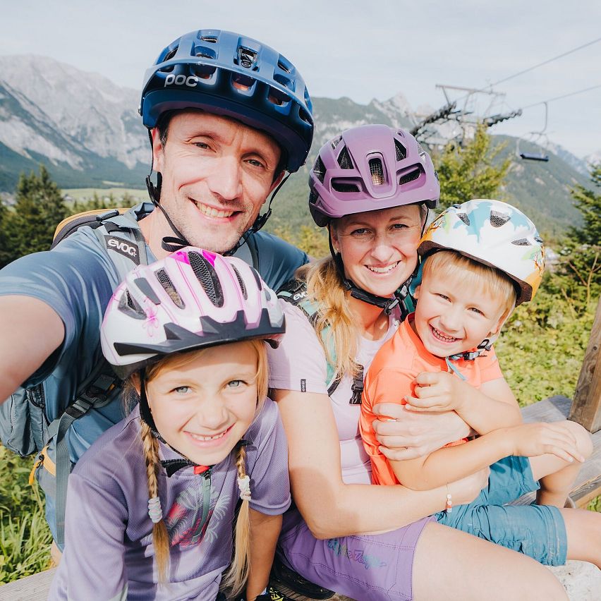 Familienurlaub in der Region Seefeld - Familie auf dem Katzenkopf - Bikepark Katzenkopf Leutasch (3)