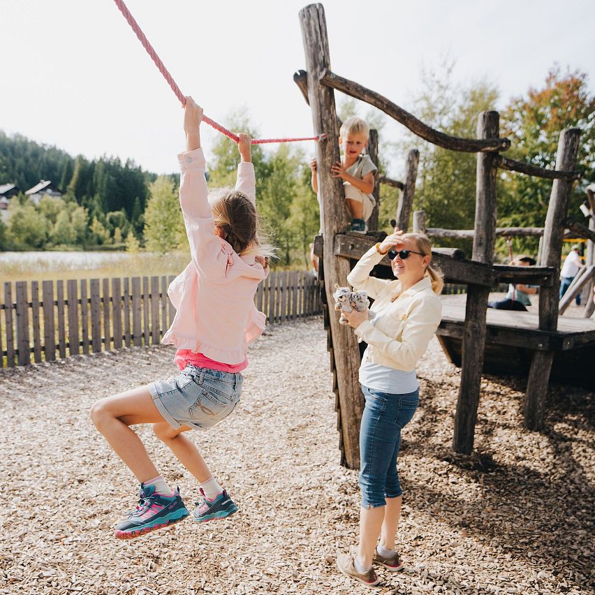 Familienurlaub in der Region Seefeld - Kinder auf dem Spielplatz bei der Strandperle Seefeld (1)
