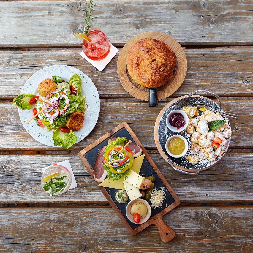 Hämmermoosalm im Sommer_Bettljause, Knödel mit Salat, Zwiebelsuppe, Kaiserschmarrn und Drinks_Vogelperpektive