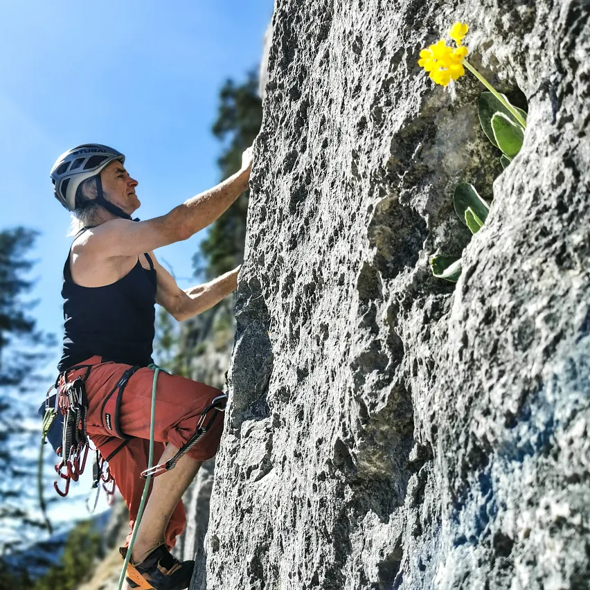 Heinz Zak beim Klettern an den Sonnenplatten in Scharnitz im Fruehling