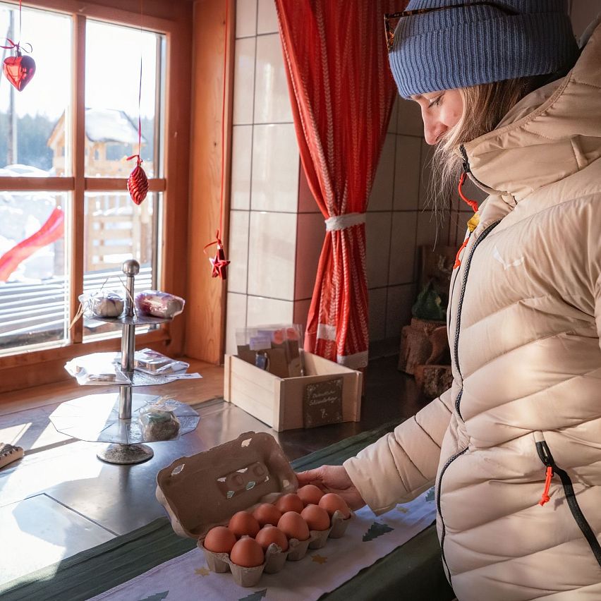 Hofladenrunde im Winter_Frau im Thoamlhof Hofladen