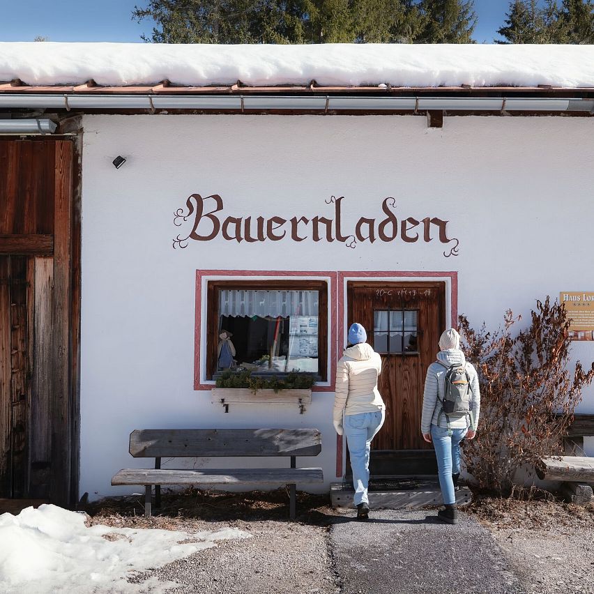 Hofladenrunde Leutasch im Winter_zwei Frauen vor Bauernladen Leutasch