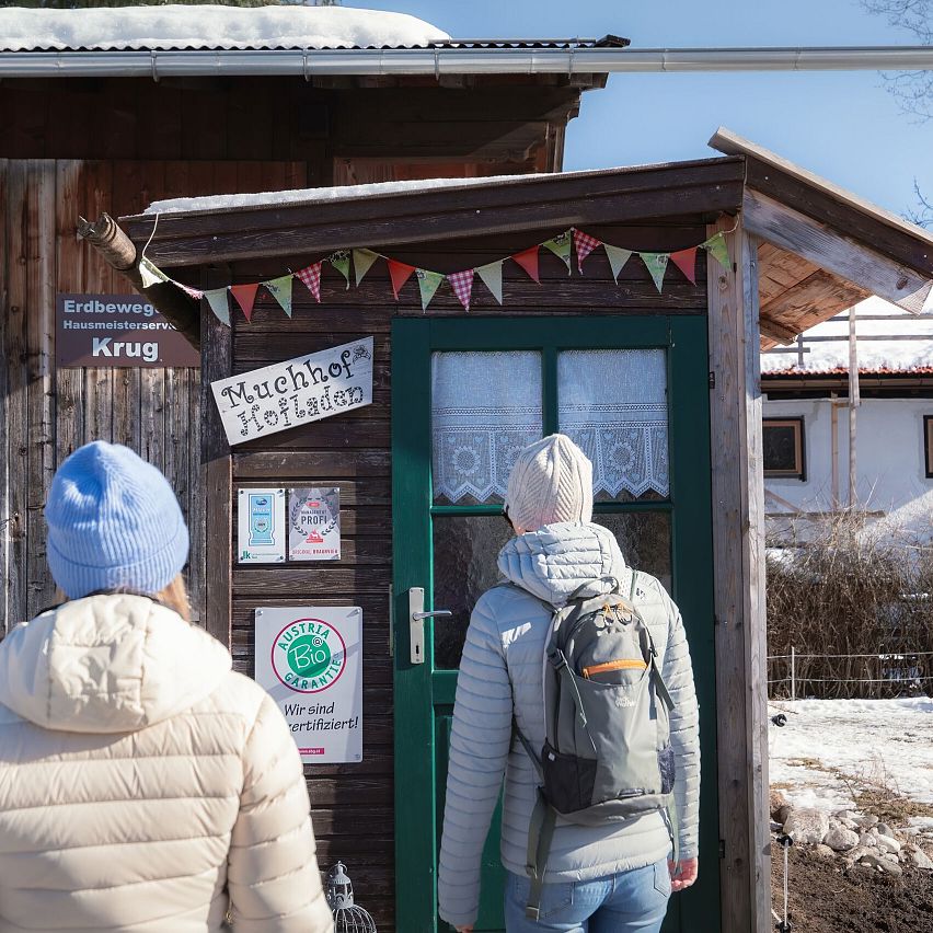 Hofladenrunde Leutasch im Winter_zwei Frauen vor Hofladen Muchhof