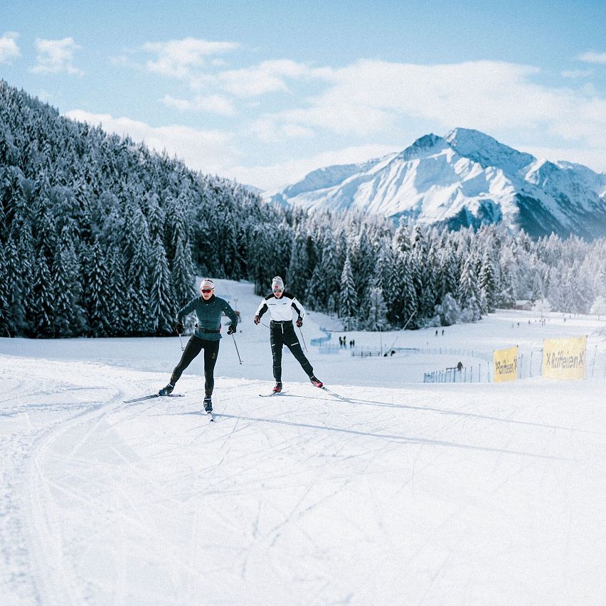 Langlaufen in der Region Seefeld_zwei Langläufer auf A1 Seekirchl Loipe in Seefeld_Skating
