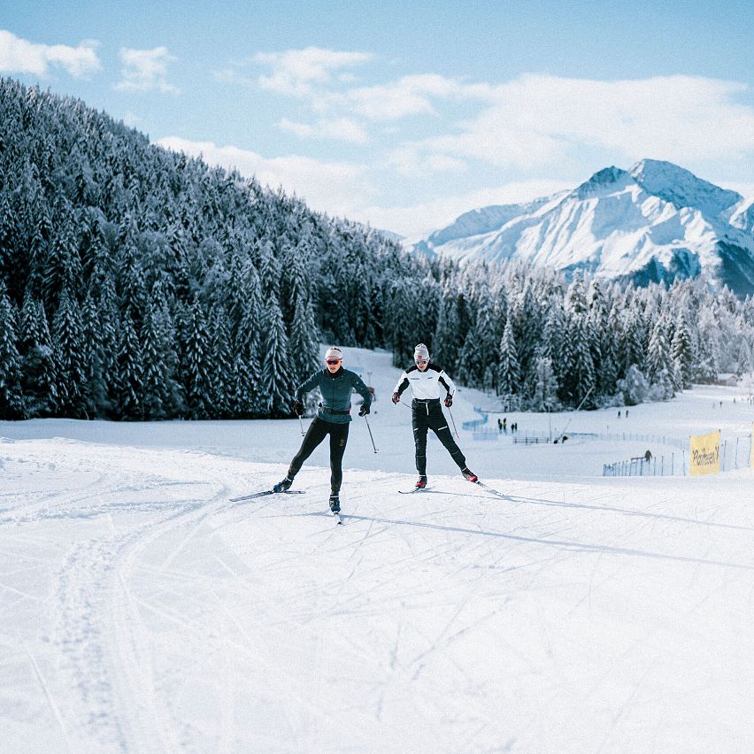 Langlaufen in der Region Seefeld_zwei Langläufer auf A1 Seekirchl Loipe in Seefeld_Skating