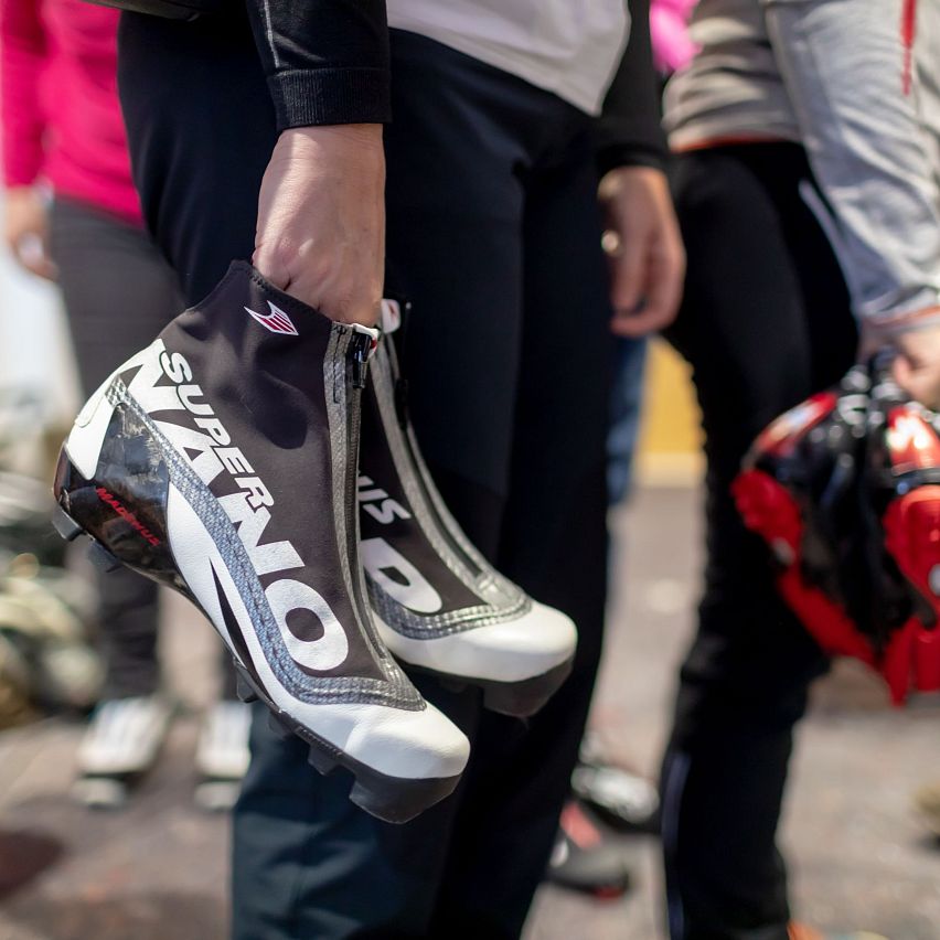 Personen halten Skischuhe in einem Raum. Vorbereitung für Wintersport-Aktivität in der Region Seefeld.