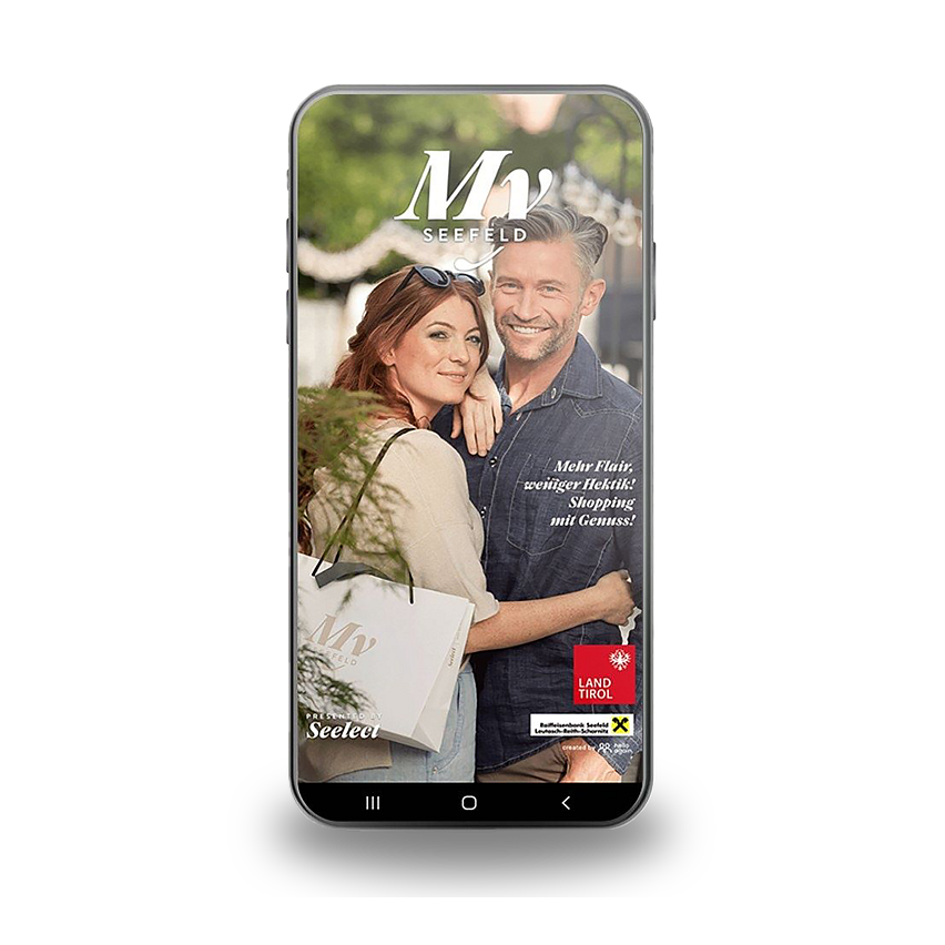 Smartphone-Bildschirm zeigt ein Paar, das lächelt und eine Einkaufstüte hält.