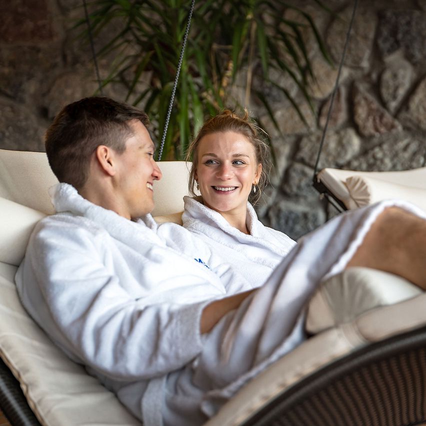 Olympiabad Seefeld - Paar im Ruheraum im Wellnessbereich schaut sich an