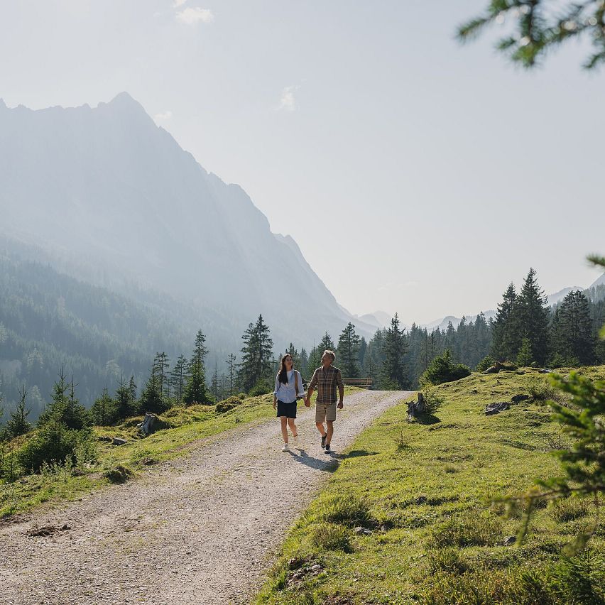 Paar in der Region Seefeld - Wanderung auf dem Ganghoferweg - Gaistal