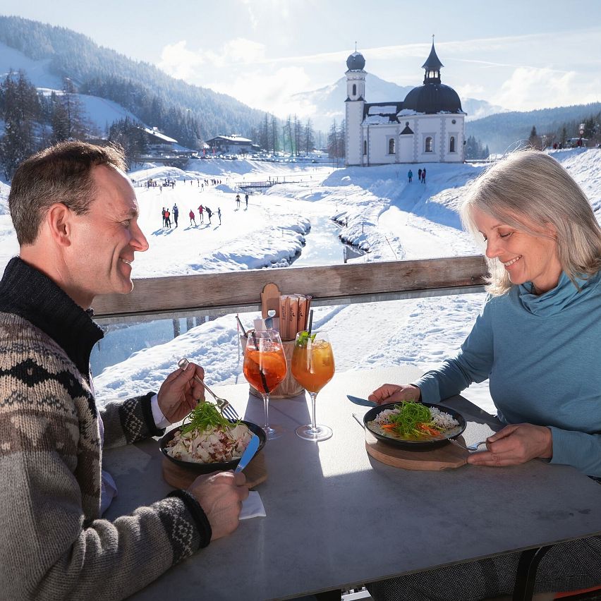 Paar ist zu Mittag im Woods