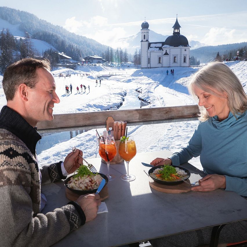 Paar ist zu Mittag im Woods