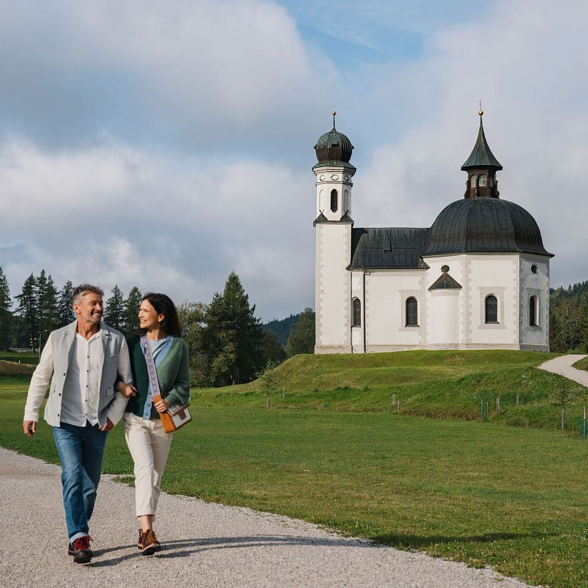 Paar vor dem Seekirchl im Sommer