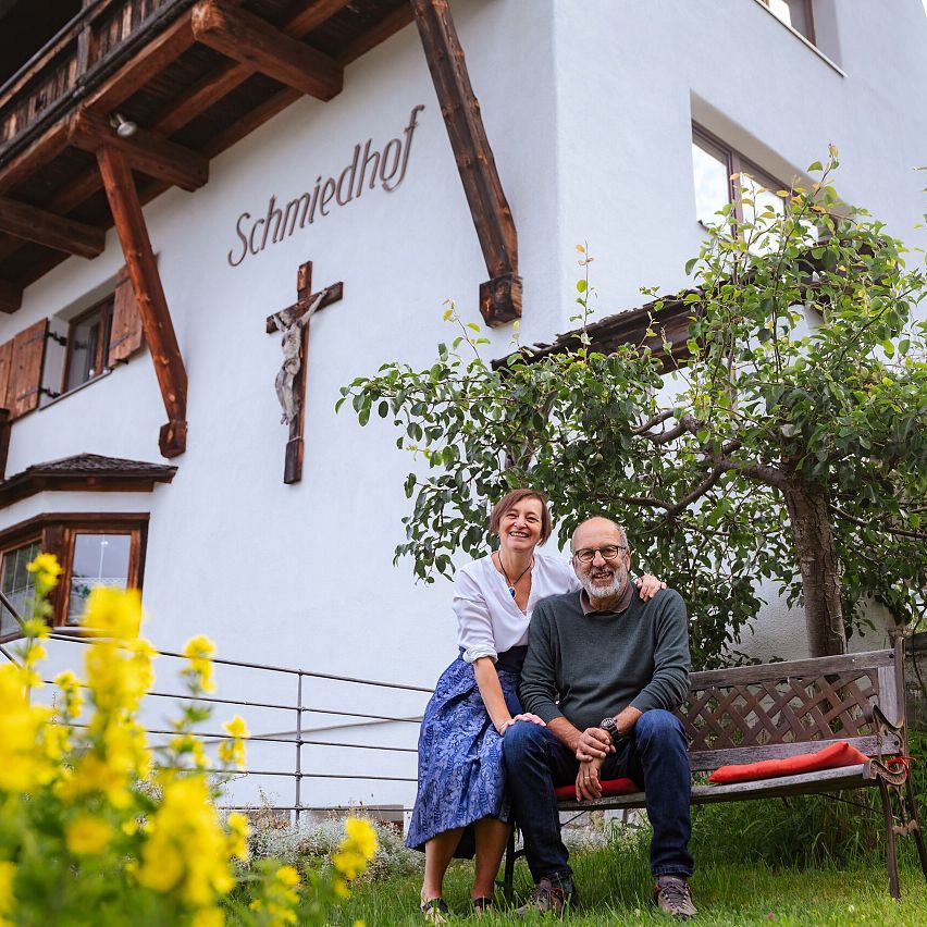 Plateau Pionier Landhaus Schmiedhof_Portrait Toni und Verena Hiltpolt vor dem Haus