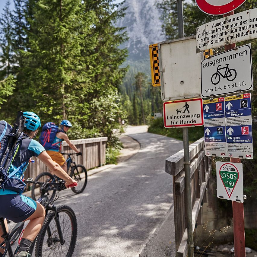 Radroute im Gaistal - Eingang vom Gaistal mit Beschilderung