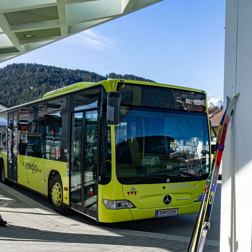 Regionsbus Haltestelle am Bahnhof Seefeld (3)