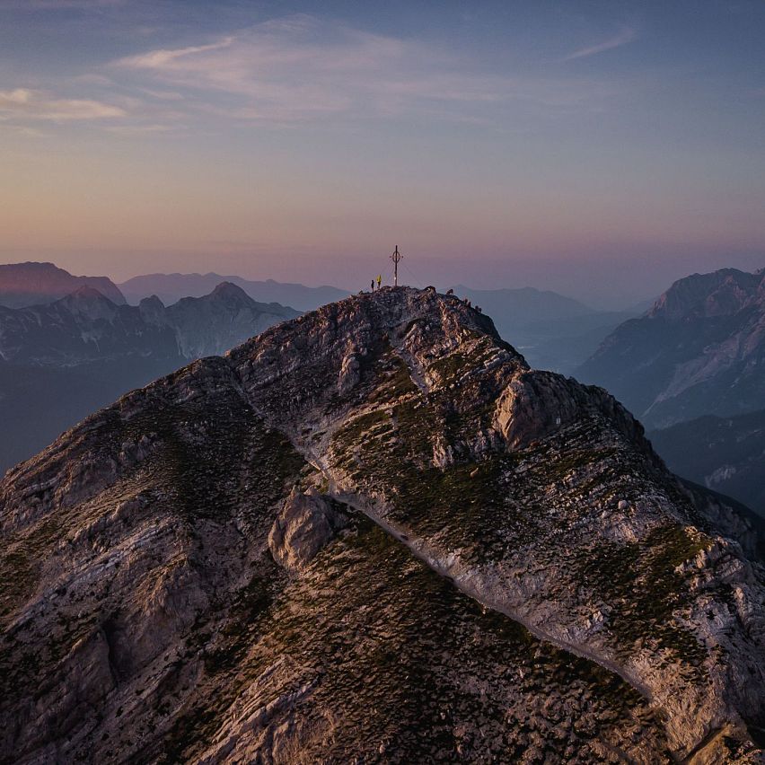 Reither Spitze mit Schafe - Karwendel Hoehenweg Etappe 1