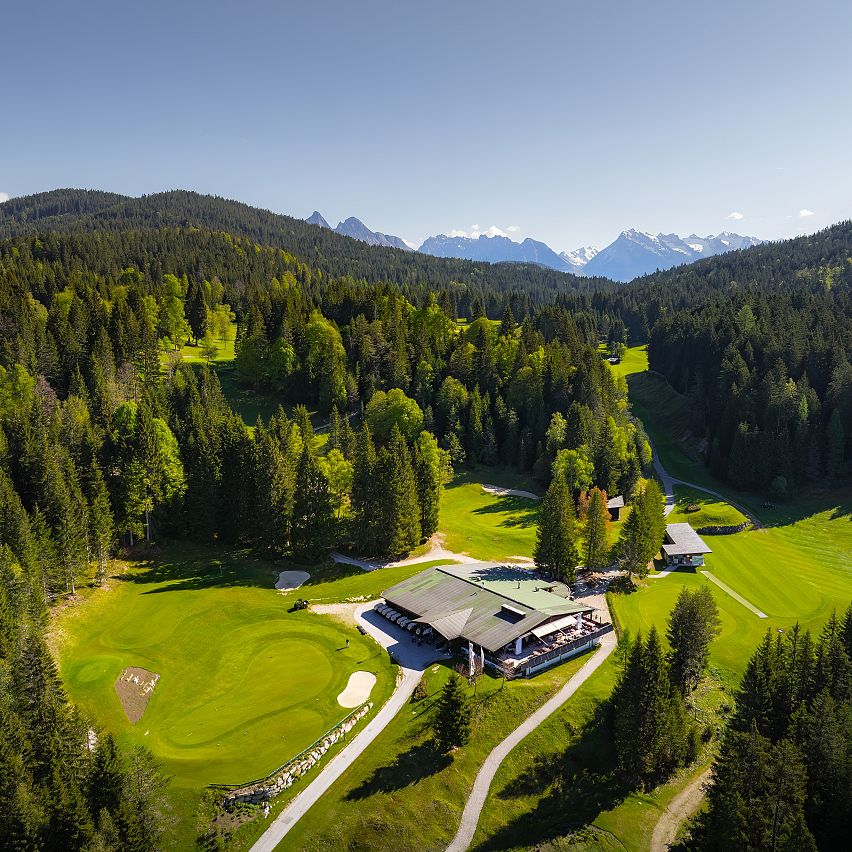 Restaurant Golfclub Wildmoos - Drohnenaufnahme Restaurant Blick Richtung Karwendel