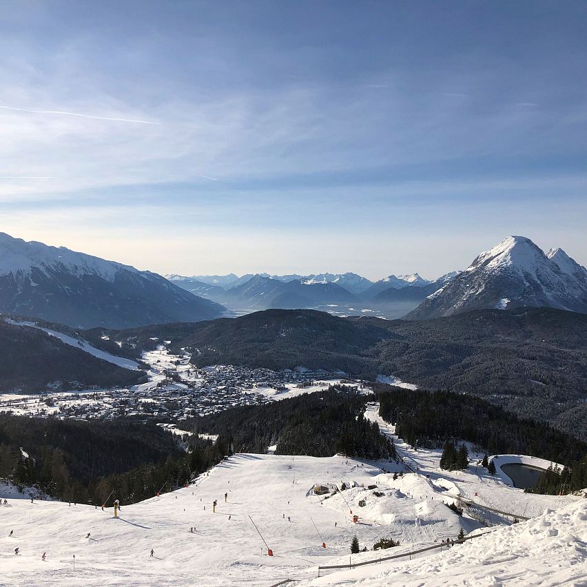 Rosshütte im Winter - Blick auf die Piste und die Region Seefeld