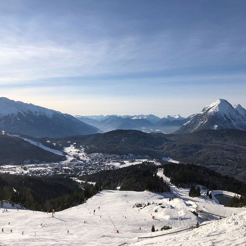 Rosshütte im Winter - Blick auf die Piste und die Region Seefeld