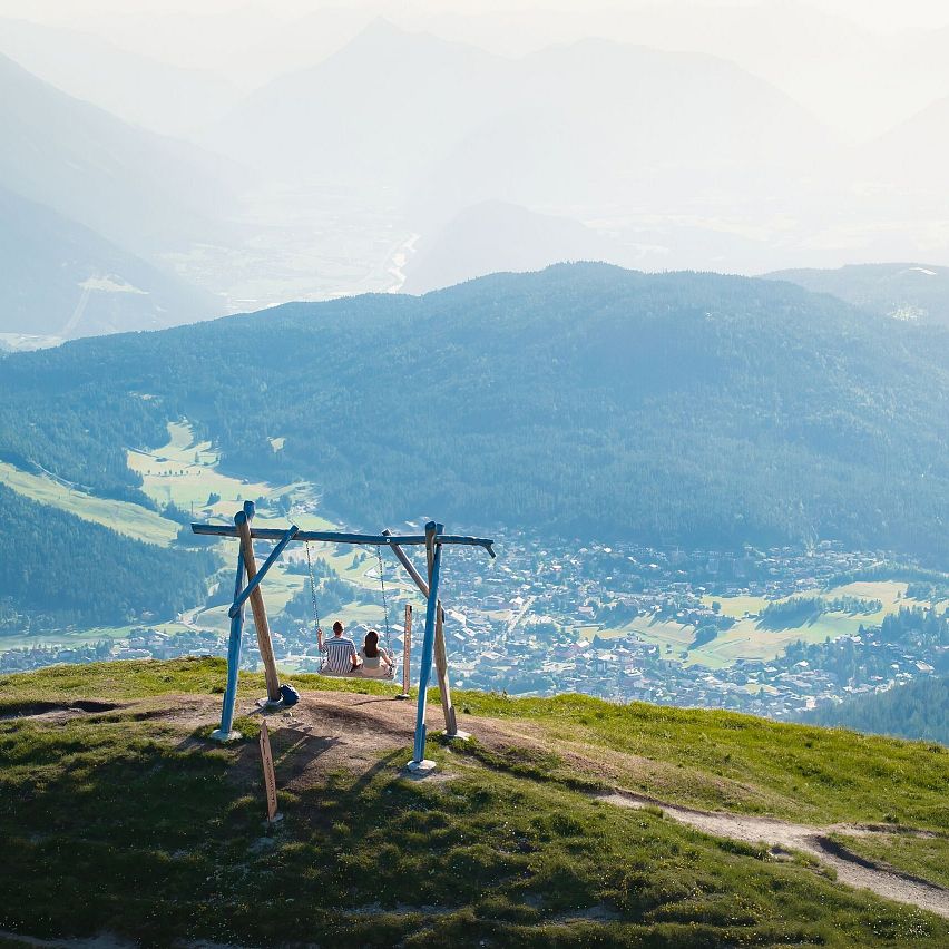 Schaukel auf Seefelder Joch im Sommer_Drohnenaufnahme_Blick auf Seefeld