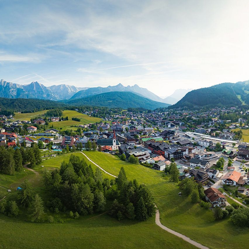 Seefeld im Sommer_Drohnenaufnahme_Panorama Pfarrhügel und Ortszentrum