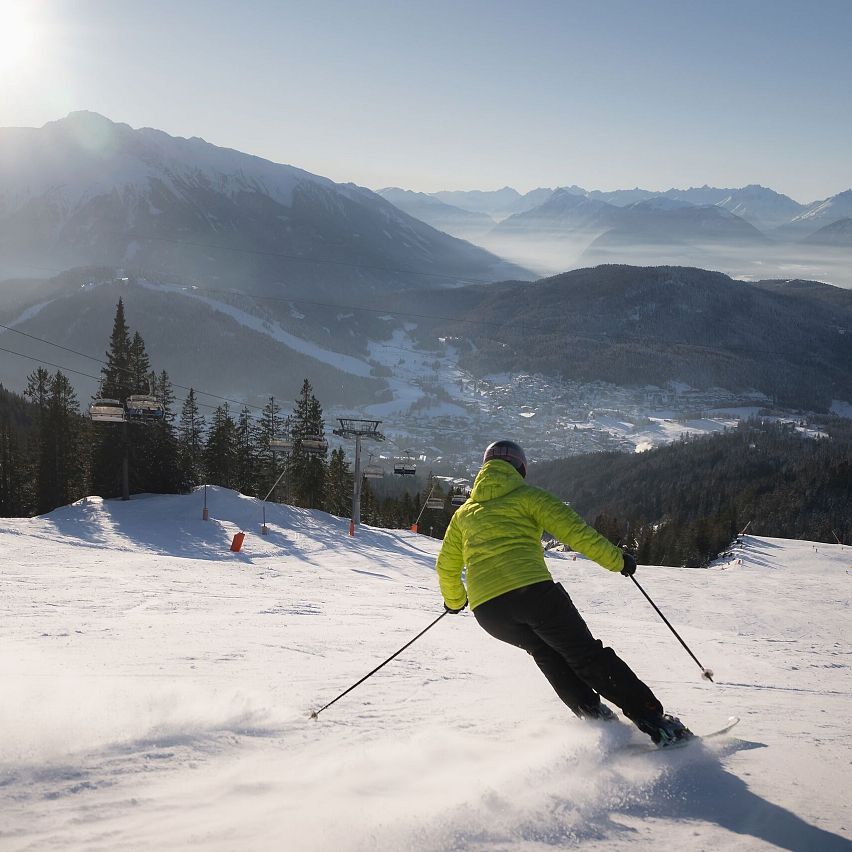 Skifahrerin an der Rosshütte - Skifahrerin am carven mit Lift und Sonne