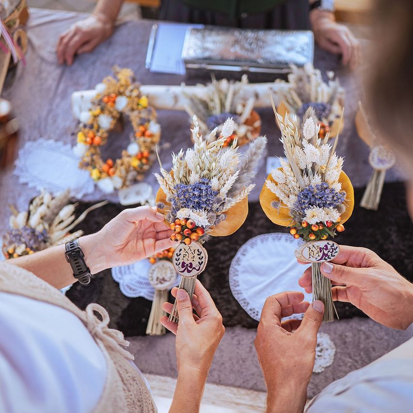 Sommerurlaub in der Region Seefeld - Paar besucht den Dienstagsmarkt Seefeld