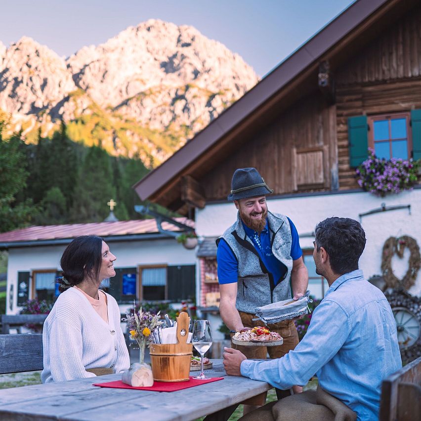 Sommerurlaub in der Region Seefeld - Paar kehrt ein in der Eppzirler Alm im Karwendel